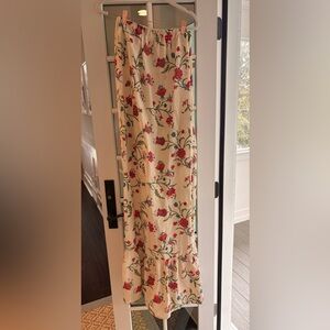 Elegant Floral Curtain with Red and Green Accents